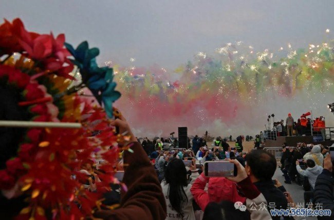 蔡国强烟花秀大量无东谈主机坠海