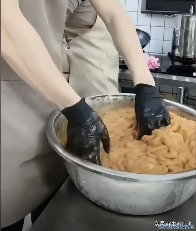 4万东说念主在线督工肥娟佳耦准备食材 公开停业配方引热议